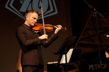 ODUŠEVIO PUBLIKU Violinista Stefan Milenković održao koncert povodom jubileja prijedorske Muzičke škole