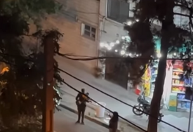 (VIDEO) Zvuci violine nadjačali strah: Muzičar SVIRAO ZA KOMŠIJE dok je zvuk bombi odjekivao Teheranom "Tužna tišina ulice"