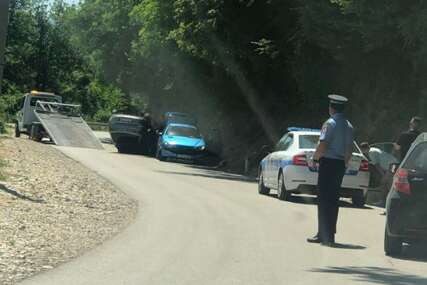 (FOTO) Drama u Tesliću: Automobil završio na krovu, policija i šlep služba na terenu