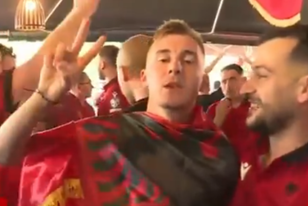 Hrvat pjeva i navija u Tirani protiv Srba