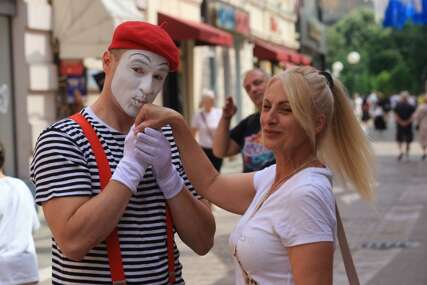 (VIDEO, FOTO) A večeras i spektakularni ŠOU S VATROM: Interesantan program "TrotoArta" danima izmamljuje OSMJEH Banjalučanima