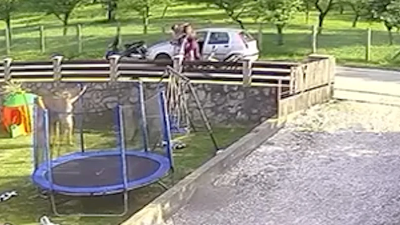 Divljački napad: Muškarac TUKAO MLADIĆA (20) pesnicama, pa se vratio i pokosio ga autom