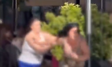 (VIDEO) Tuča u centru Sarajeva: Dvije žene i dva muškarca se fizički sukobili, ljudi oko njih šokirani