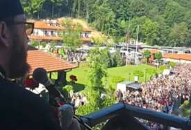 (VIDEO) Hiljade vjernika sliva se u manastiru Tumane: Nestvaran prizor iz "SRPSKOG OSTROGA", patrijarh Porfirije služi liturgiju