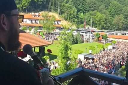 (VIDEO) Hiljade vjernika sliva se u manastiru Tumane: Nestvaran prizor iz "SRPSKOG OSTROGA", patrijarh Porfirije služi liturgiju