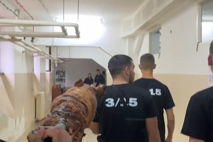 (VIDEO) "Došli da popravimo ocjene" Srednjoškolci u školu ušetali sa PEČENIM PRASETOM, pa izazvali opšti haos