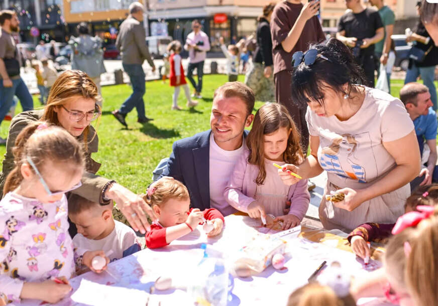 draško stanivuković sa djecom