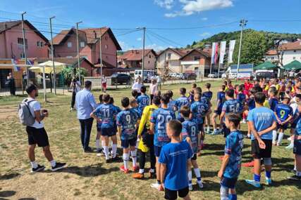 (FOTO) "Srećno, mali lavovi" Đajić na Vidovdanskom turniru poručio OFK Lauš da će zauvijek biti njihov VJERNI NAVIJAČ, podrška i prijatelj