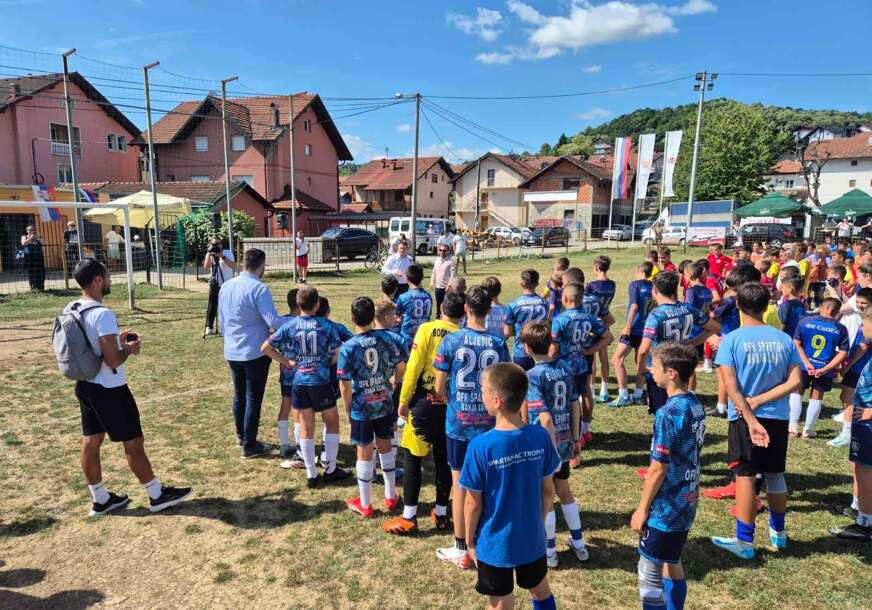 (FOTO) "Srećno, mali lavovi" Đajić na Vidovdanskom turniru poručio OFK Lauš da će zauvijek biti njihov VJERNI NAVIJAČ, podrška i prijatelj