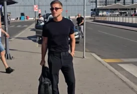 (VIDEO) PRIPIJENA MAJICA, USKE PANTALONE Pjevač se napucao u teretani i vozi bijesnog poršea, napravio pometnju na aerodromu