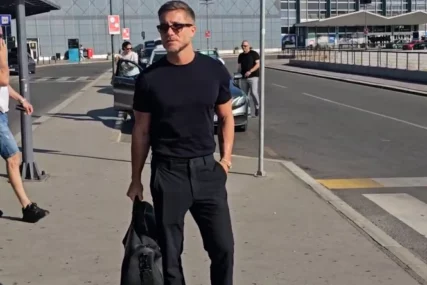 (VIDEO, FOTO) PRIPIJENA MAJICA, USKE PANTALONE Pjevač se napucao u teretani i vozi bijesnog poršea, napravio pometnju na aerodromu