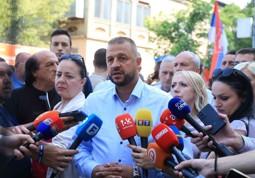 (FOTO, VIDEO) “On je jedan od najčestitijih ljudi u zemlju” Iz SDS očekuju da će Miličević danas biti pušten na slobodu, U SUPROTNOM, NAJAVLJUJU BLOKADE