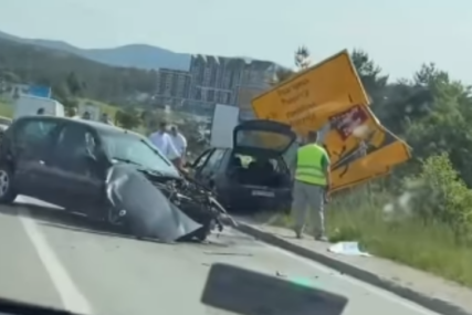 (VIDEO) UZNEMIRUJUĆE SCENE Teška saobraćajna nesreća blizu Podgorice, auto potpuno smrskano, drugo sletilo sa puta