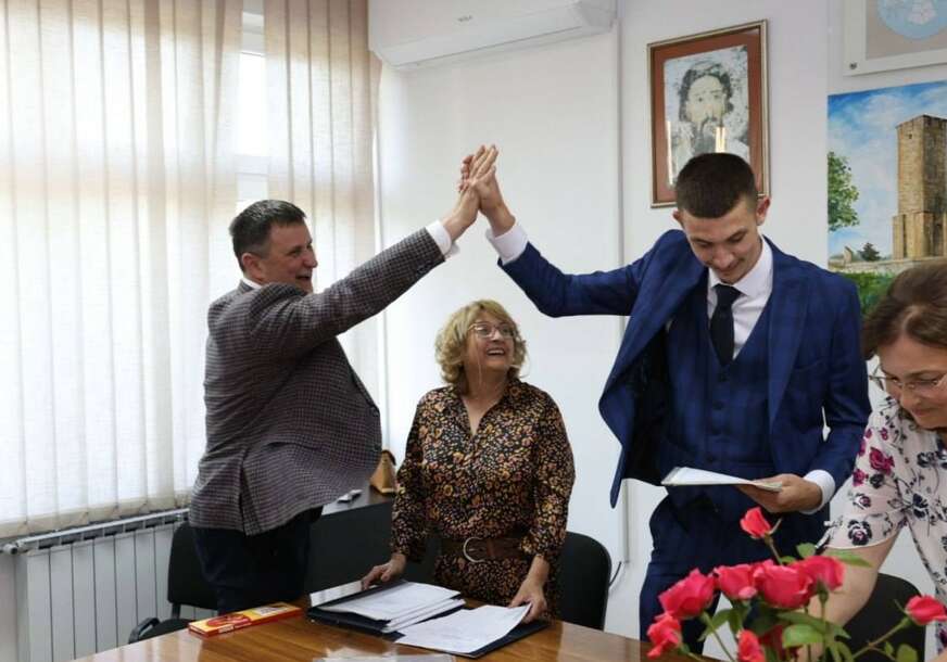 Vlado Đajić sa maturantima