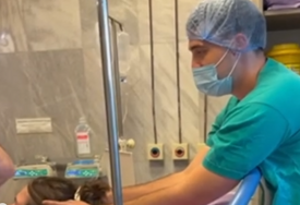 (VIDEO, FOTO) DIREKTNO SA POROĐAJA Pjevač objavio fotke iz sale, uz suprugu bio dok je na svijet donosila njegovo 3. dijete