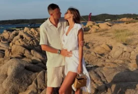 MARKIRANA OD GLAVE DO PETE Supruga fudbalera na plažu ponijela torbicu od 32.000 evra, a da tek čujete koliko košta HALJINA