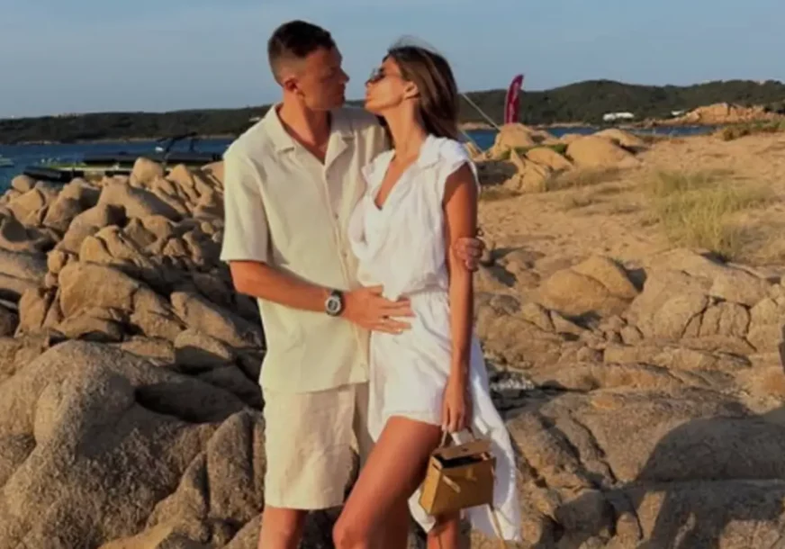 MARKIRANA OD GLAVE DO PETE Supruga fudbalera na plažu ponijela torbicu od 32.000 evra, a da tek čujete koliko košta HALJINA