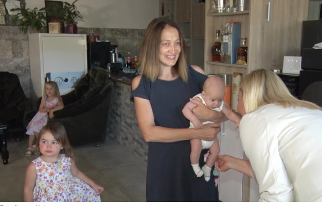 (FOTO) Njihov dom vrvi od dječije graje: Aleksandra i Milija se vratili iz Rusije u Užice SA SVOJE 11 DJECE i život zasnovali u seoskom domaćinstvu