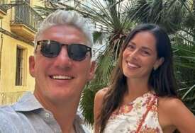 BASTIJAN USLIKAN SA PLAVUŠOM Svi bruje o razvodu sa Anom, a niko ne zna da je potpisala ovaj ugovor