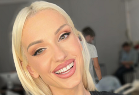 (FOTO) TRUDNA ANJA MIT Glumica čeka dijete sa poznatim sportistom (48), pokazala trudnički stomak