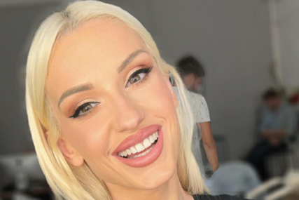 (FOTO) TRUDNA ANJA MIT Glumica čeka dijete sa poznatim sportistom (48), pokazala trudnički stomak