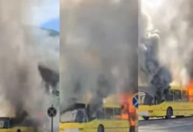 (VIDEO) POTPUNI HAOS U SARAJEVU Vatrena stihija PROGUTALA autobus, vatrogasci odmah izašli na teren