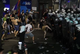 (VIDEO) HAOS NA ULICAMA BEOGRADA Bačeni topovski udari na Žandarmeriju, sukobili se studenti u blokadi i oni koji žele da uče
