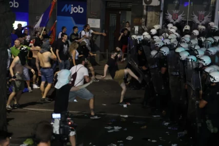 (VIDEO) HAOS NA ULICAMA BEOGRADA Bačeni topovski udari na Žandarmeriju, sukobili se studenti u blokadi i oni koji žele da uče