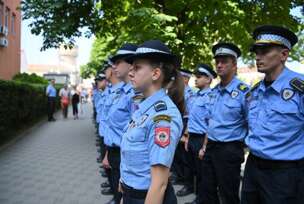 Okupljanje policajaca ispred suda u Bijeljini