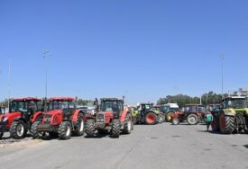 (FOTO) TRAKTORI BLOKIRALI TERMINAL NA RAČI Protest poljoprivrednika Semberije "Recite nam sada da ovoj državi ne treba pšenica, neće je onda niko sijati“