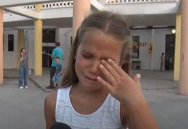 (VIDEO) Njene SUZE POSTALE VIRALNE prije 8 godina: Tina Milutinović je plakala na prvi dan škole, a ovako izgleda danas kad je MATURIRALA