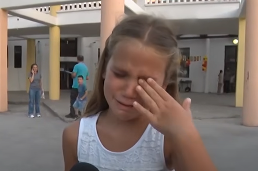 (VIDEO) Njene SUZE POSTALE VIRALNE prije 8 godina: Tina Milutinović je plakala na prvi dan škole, a ovako izgleda danas kad je MATURIRALA