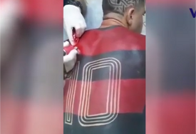 (VIDEO) Da li je ovo najveći fan: Mauricio ISTETOVIRAO FUDBALSKI DRES, proces trajao godinu dana