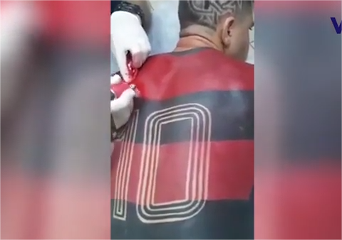 (VIDEO) Da li je ovo najveći fan: Mauricio ISTETOVIRAO FUDBALSKI DRES, proces trajao godinu dana