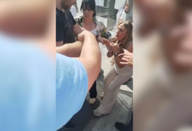 (VIDEO) "Oštetila studentski transparent" Privedena poslanica Ivana Rokvić nakon incidenta ispred Skupštine