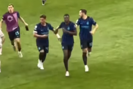 (VIDEO) DRAMA NA KRAJU Igrači ušli u sukob, Holanđanin i Argentinac "na ivici" okršaja