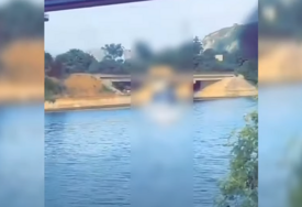 (UZNEMIRUJUĆI VIDEO) NIJE MU BILO SPASA Mladić (23) zarad lajkova na Tiktoku "skočio u smrt"