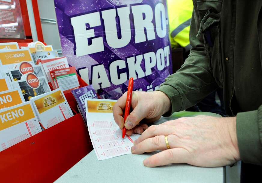 Igrač ispunjava loto listić