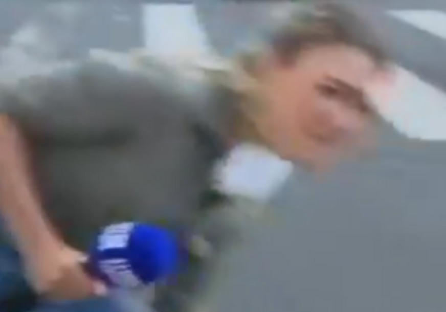 (VIDEO) HAOS U PROGRAMU UŽIVO Novinarku pogodio gumeni metak dok je izvještavala sa protesta u Los Anđelesu, nesrećna žena se uhvatila za nogu i počela da jauče
