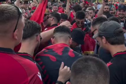 (VIDEO) Tenzije na vrhuncu: Albanski navijači ZAPALILI SRPSKU ZASTAVU, poznati novinar sve snimao