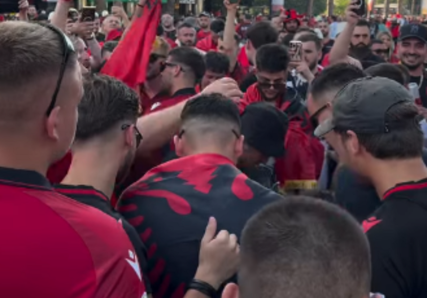 (VIDEO) Tenzije na vrhuncu: Albanski navijači ZAPALILI SRPSKU ZASTAVU, poznati novinar objavio snimak