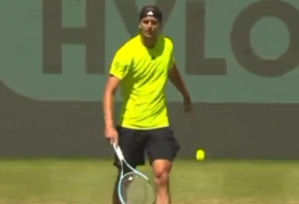(VIDEO) "Uhvatio se za stomak" Zverev doživio peh, pa usred meča OTRČAO U WC