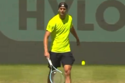 (VIDEO) "Uhvatio se za stomak" Zverev doživio peh, pa usred meča OTRČAO U WC