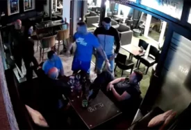 (VIDEO) OPŠTA MAKLJAŽA U KAFIĆU Gosti maltretirali konobaricu, evo kakva je situacija bila kada je ušao gazda lokala