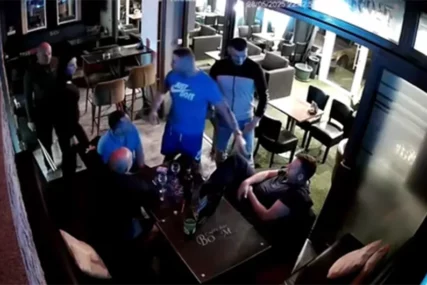(VIDEO) OPŠTA MAKLJAŽA U KAFIĆU Gosti maltretirali konobaricu, evo kakva je situacija bila kada je ušao gazda lokala