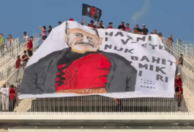 (VIDEO) "Stari neprijatelji ne postaju novi prijatelji" Albanci raširili transparent, pa Srbima POSLALI PORUKU