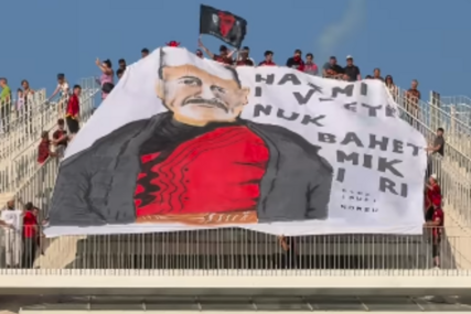 (VIDEO) "Stari neprijatelji ne postaju novi prijatelji" Albanci raširili transparent, pa Srbima POSLALI PORUKU