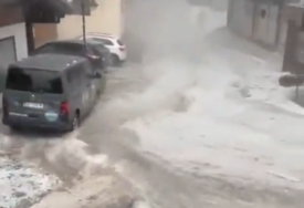 (VIDEO) Grad razbio prozore na automobilima: Katastrofalno nevrijeme pogodilo Austriju, morali intervenisati i vatrogasci