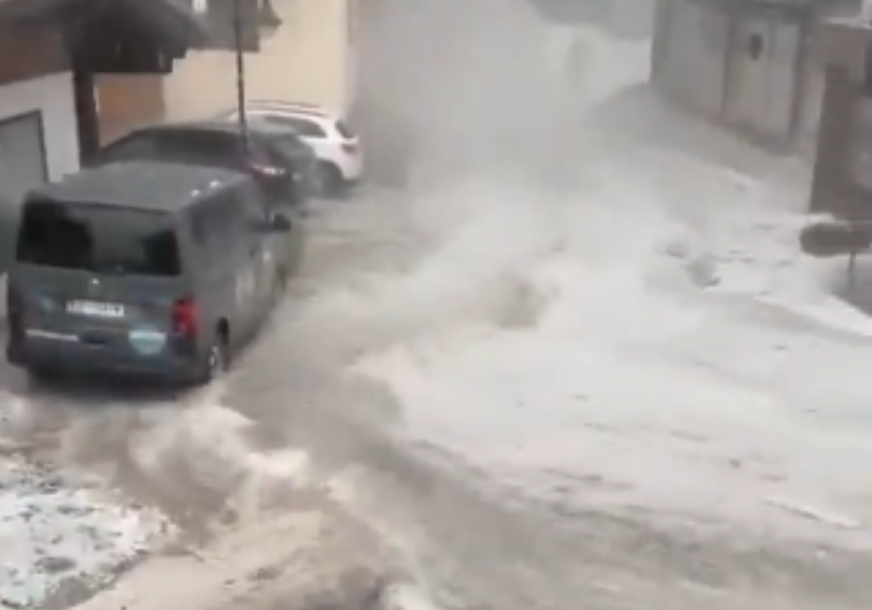 (VIDEO) Grad razbio prozore na automobilima: Katastrofalno nevrijeme pogodilo Austriju, morali intervenisati i vatrogasci
