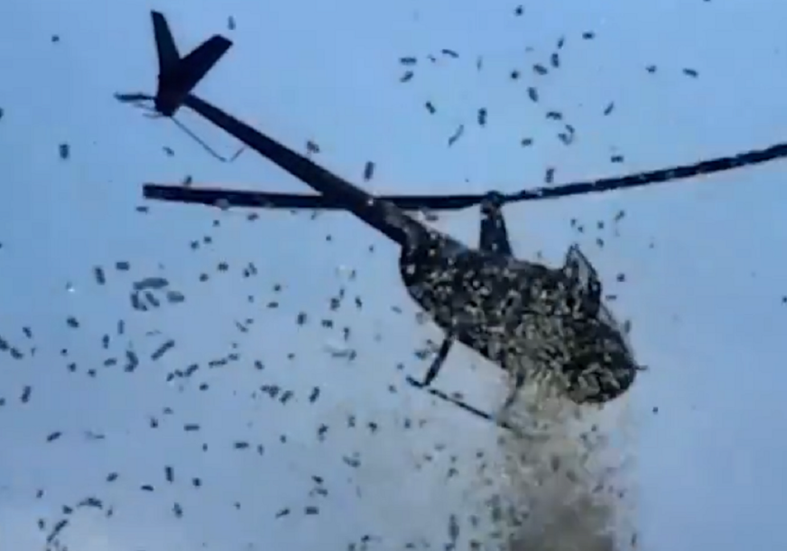 Helikopter baca novac